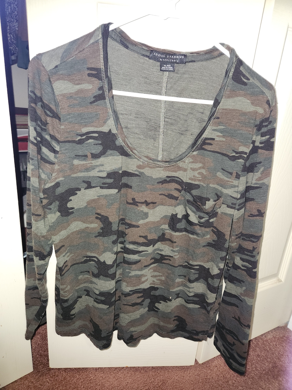 XL Sanctuary Social Standard Green Camo Long Sleeve Scoop Neck Top